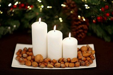 Centro-de-mesa-navideño-con-velas-y-frutos-secos