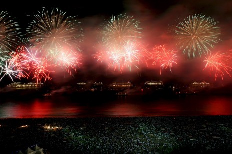 AÑOBRASIL. Vista de los fuegos de artificiales en la playa de Copacabana en la ciudad de Río de Janeiro,