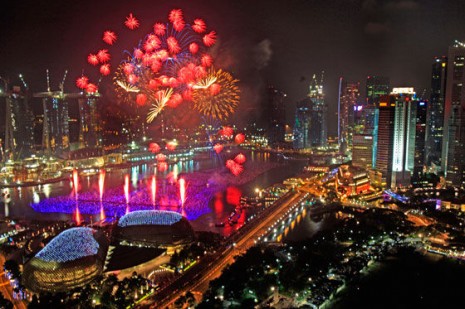 AÑOfuegos artificiales iluminan el horizonte de la zona financiera de Singapur