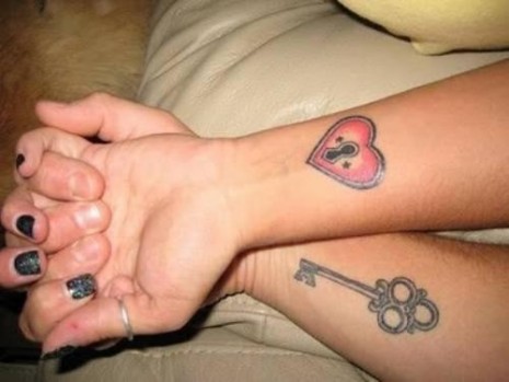 tatuaje-para-parejas-con-el-dibujo-de-un-corzaon-y-una-llave