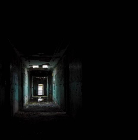 Dark-place-black-corridor-31000