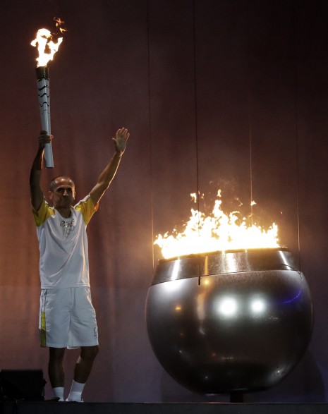 juegosinauguracionVanderlei de Lima es el encargado de encender el pebetero olímpico.jpe1